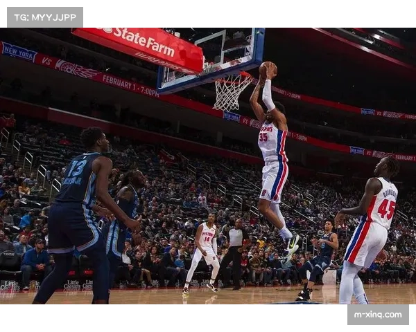 灰熊活塞冲突瞬间,奥萨尔遭打脸引三人技术犯规 灰熊活塞冲突瞬间,奥萨尔遭打脸引三人技术犯规